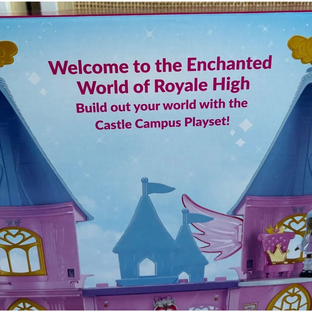Royal High Castle Campus Playset with Exclusive Princess and Knight Figures NEW